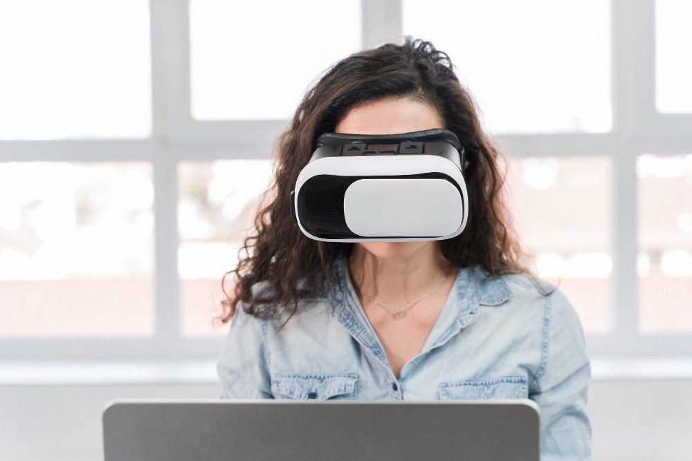 woman-using-vr-laptop-business-office - جدیدترین اخبار فناوری