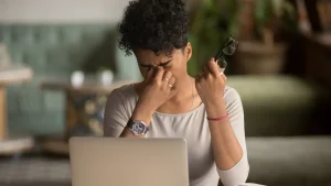 به چشمانتان استراحت بدهید: چگونه عینک محافظ نور آبی مناسب را انتخاب کنیم