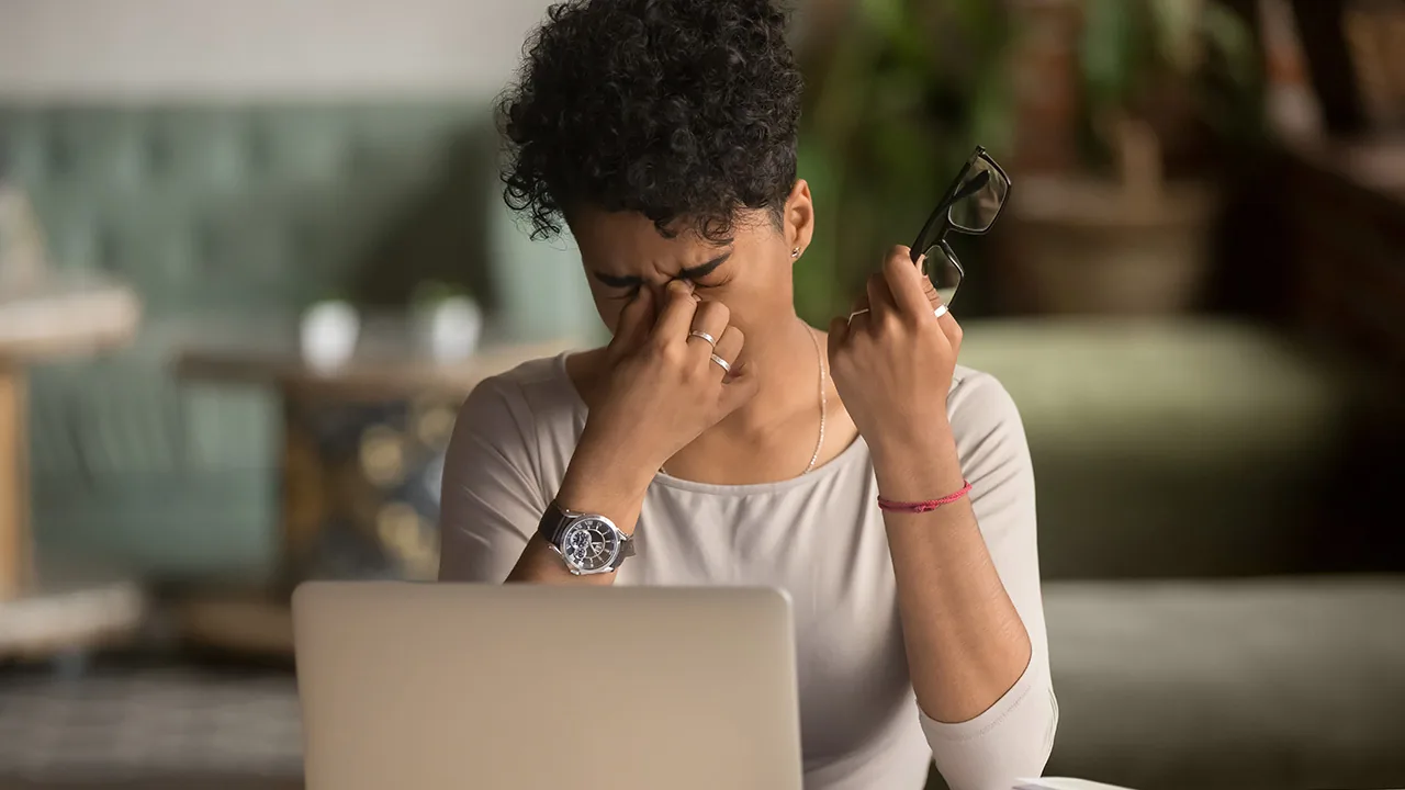 به چشمانتان استراحت بدهید: چگونه عینک محافظ نور آبی مناسب را انتخاب کنیم