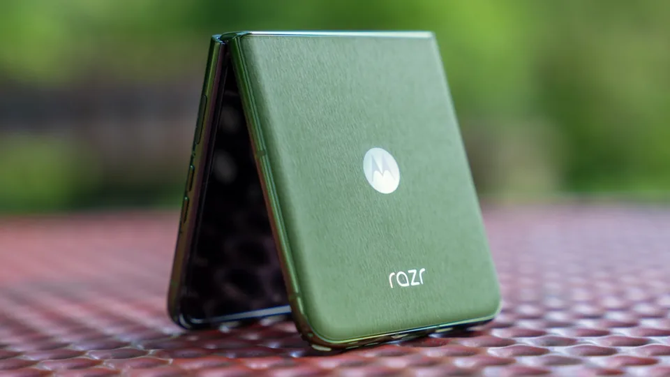 عملکرد Motorola Razr+ (2024)